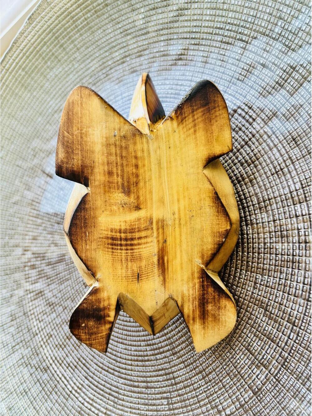 handcrafted wooden sea turtle statue from Fiji - Picture 6 of 7